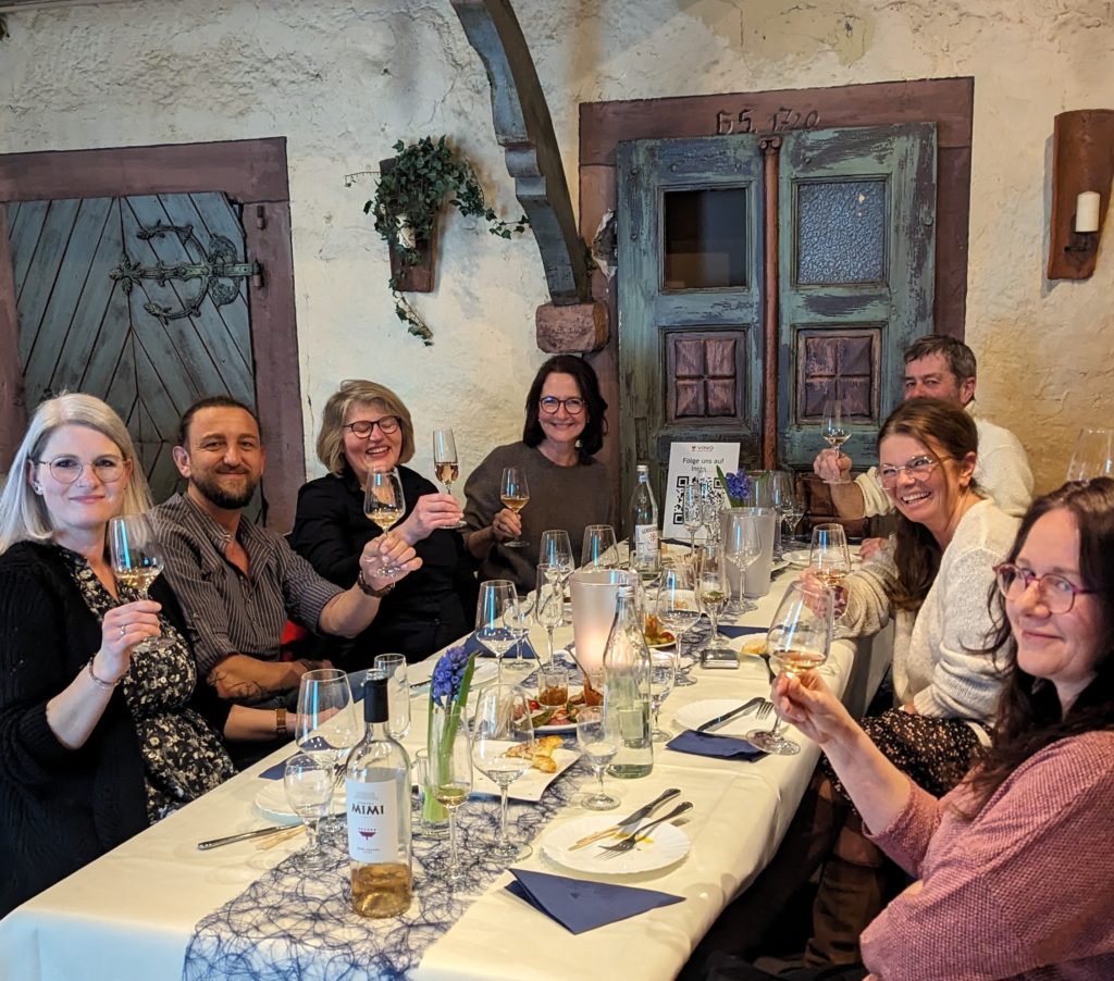 Menschen an einem Tisch machen eine Weinverkostung mit Wein aus Moldawien